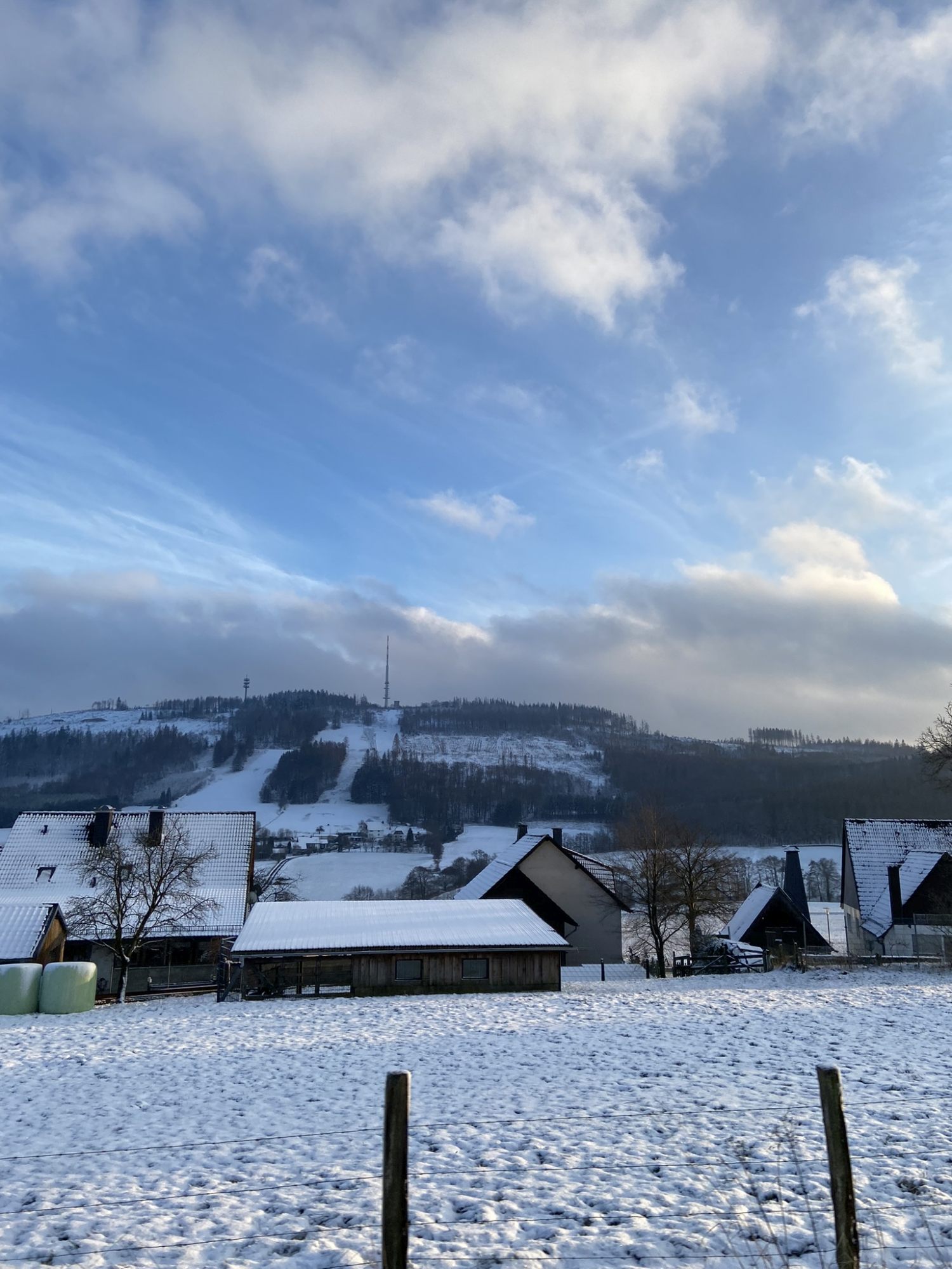 Die verschneite Landschaft mit der Nordhelle im Hintergrund