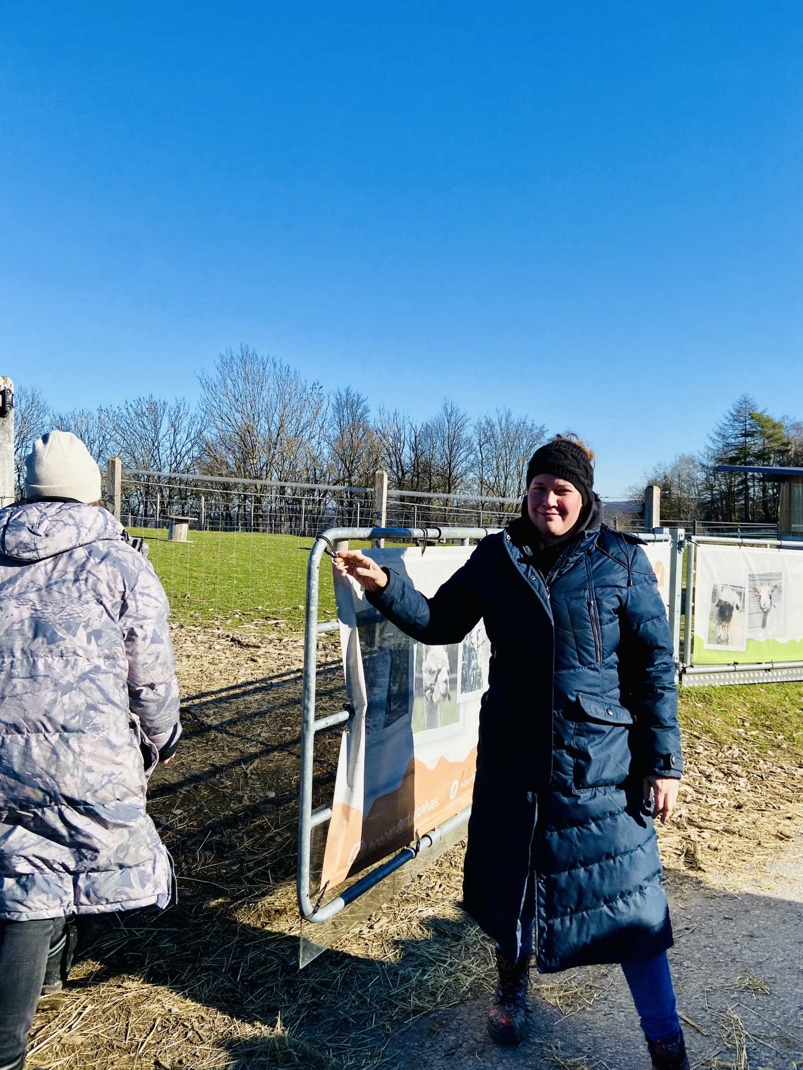 Frau Hegemann ermöglicht uns den Zugang zu den Alpakas Frau Hegemann ermöglicht uns den Zugang zu den Alpakas