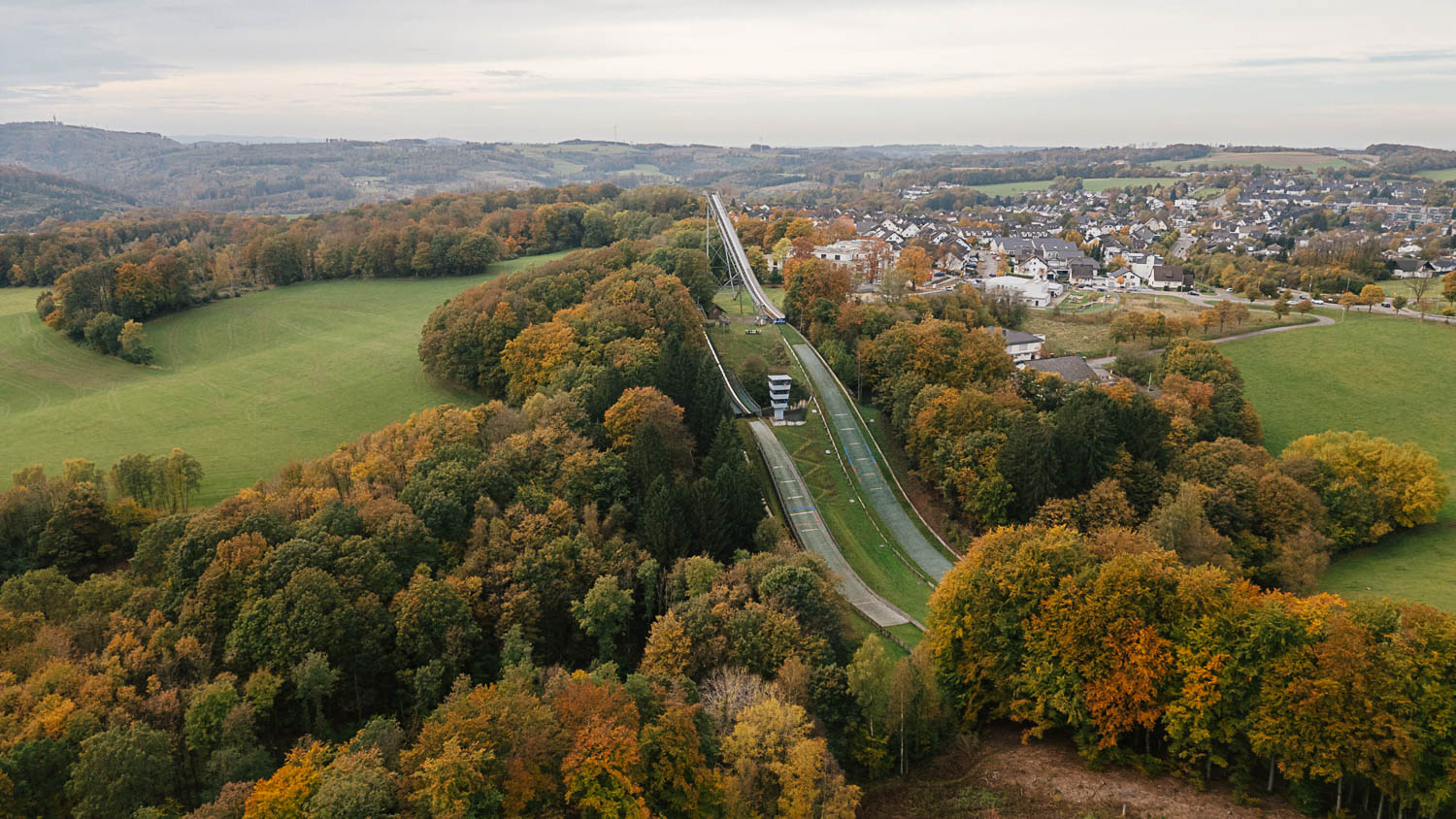 Luftbild Meinhardus-Mattenschanzen in Meinerzhagen im Herbst
