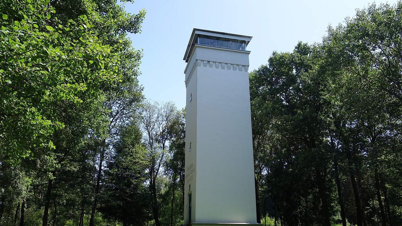 Aussichtsturm Wienhagen in der Region Oben an der Volme im Märkischen Kreis Aussichtsturm Wienhagen mit Blick über die bewaldete Landschaft von Kierspe.