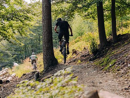 Die Eisenwald Trails sind verschiedene Schwierigkeitsstufen - von Anfänger bis Könner - unterteilt. Mountainbiker auf dem Eisenwald Trail in Iserlohn im Märkischen Sauerland