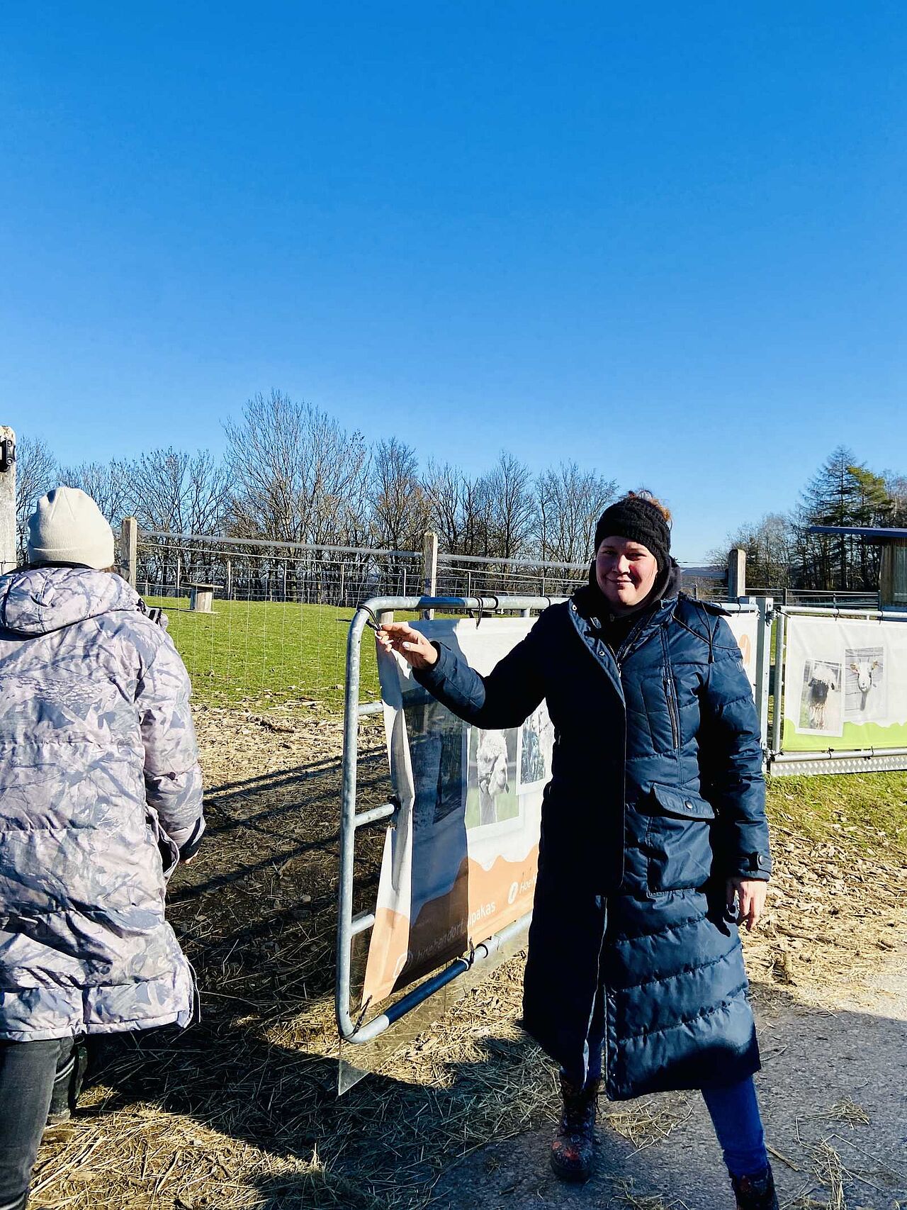 Frau Hegemann ermöglicht uns den Zugang zu den Alpakas Frau Hegemann ermöglicht uns den Zugang zu den Alpakas