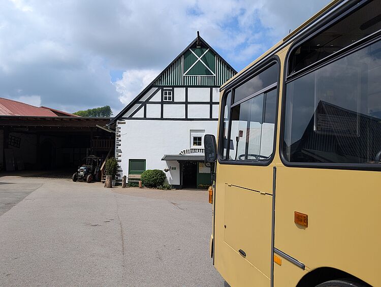 Traditionsbus am Hof Crone