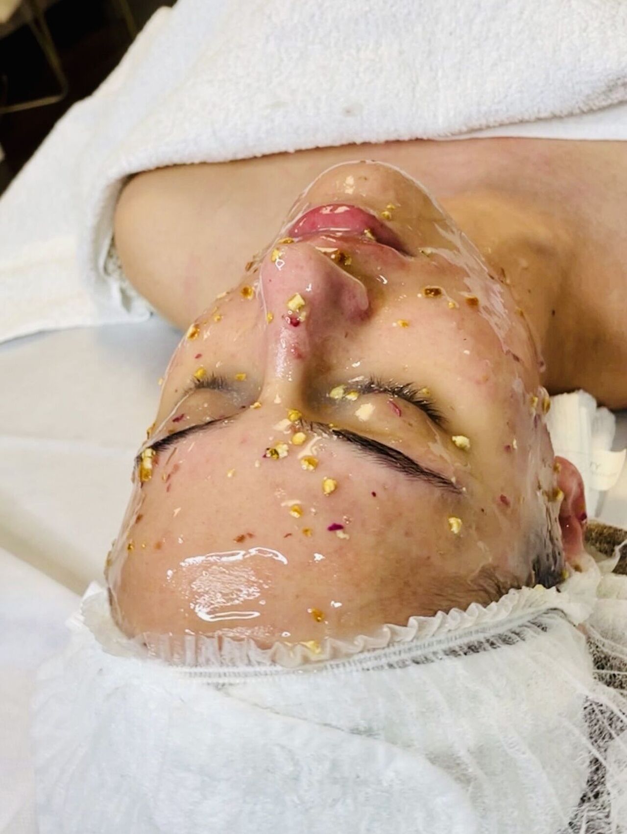 Die Gesichtsmaske mit Rosenblättern von Elpidabeauty ist eine Wohltat für die Haut Die Gesichtsmaske mit Rosenblättern von Elpidabeauty ist eine Wohltat für die Haut