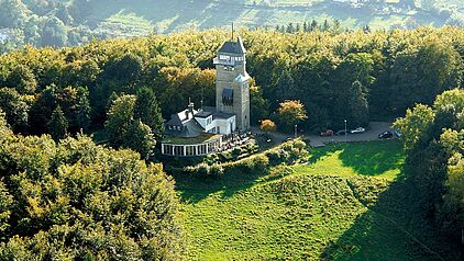 Der Weg führt entlang des Danzturms Blick auf den Danzturm im Märkischen Kreis
