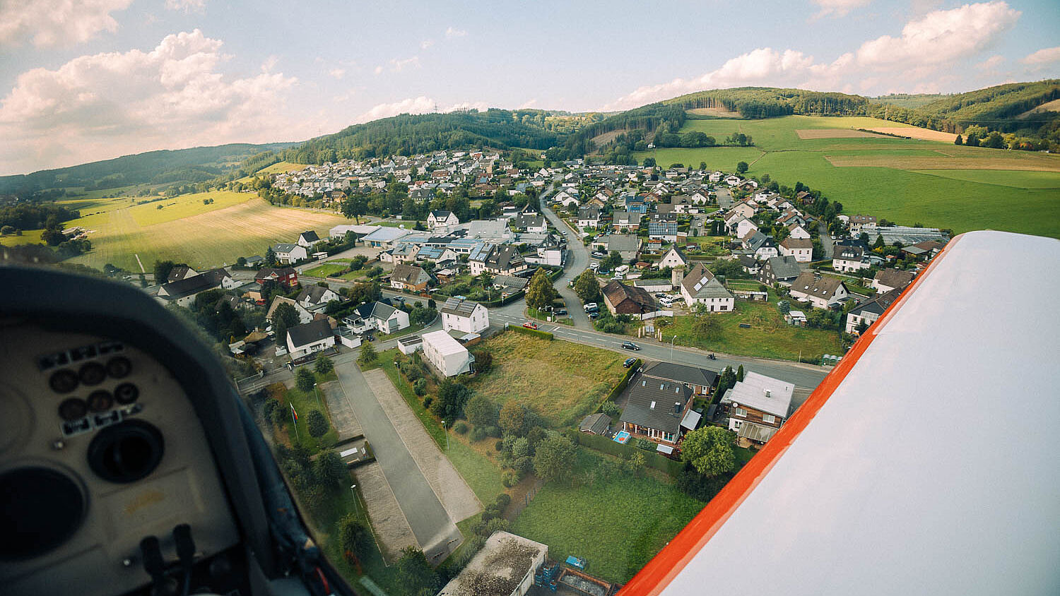 Motorflugzeug fliegen auf dem Flugplatz Plettenberg-Herscheid im Märkischen Sauerland