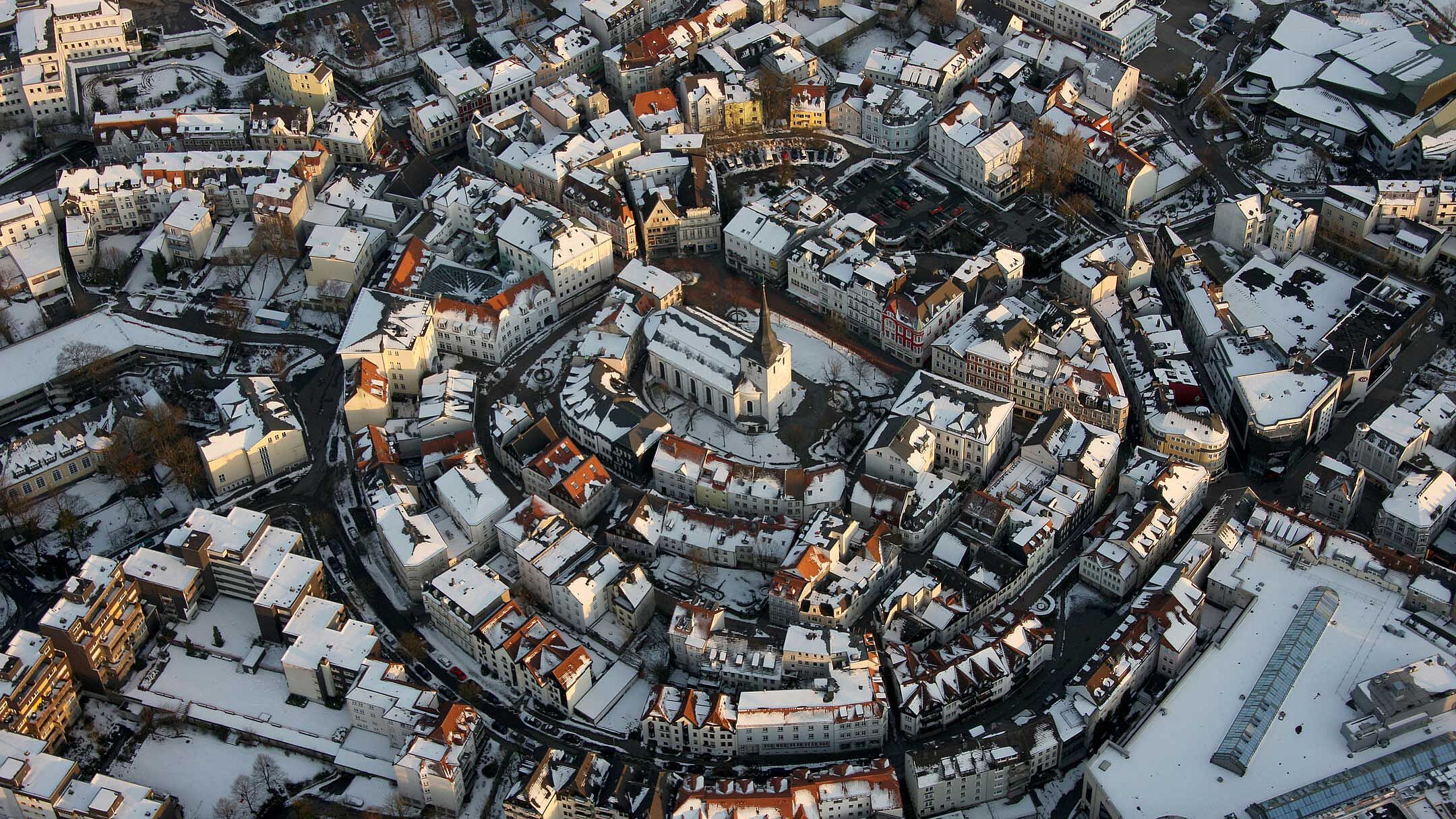 Luftbild der Altstadt Lüdenscheid im Märkischen Kreis im Winter mit Schnee.
