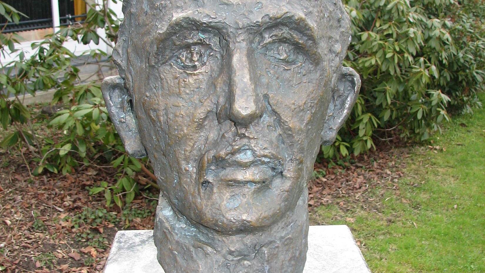 Denkmal von Friedrich Leopold Woeste vor dem Woeste-Gymnasium in Hemer