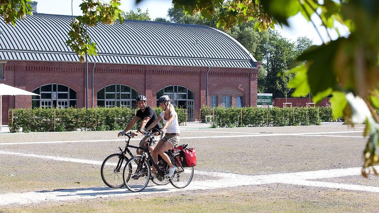 Radfahren auf dem Ruhr-Lenne-Achter vor der alten Rohrmeisterei in Schwerte