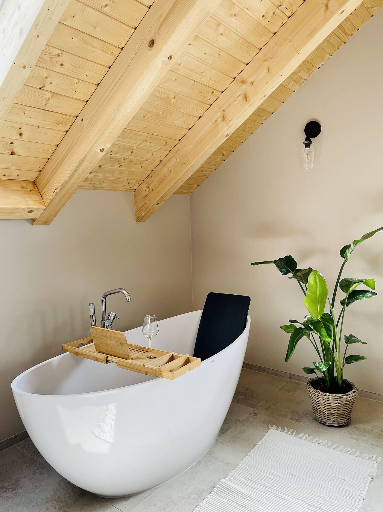 Die freistehende Wanne: möchte man doch glatt reinhüpfen Die freistehende Wanne: möchte man doch glatt reinhüpfen