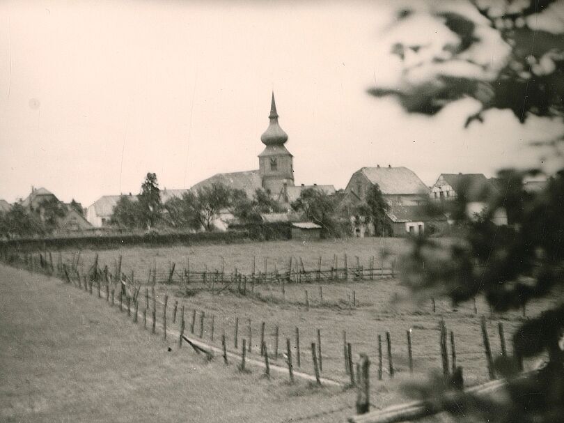 Blick über Wiesen auf die Margarethenkirche in Kierspe