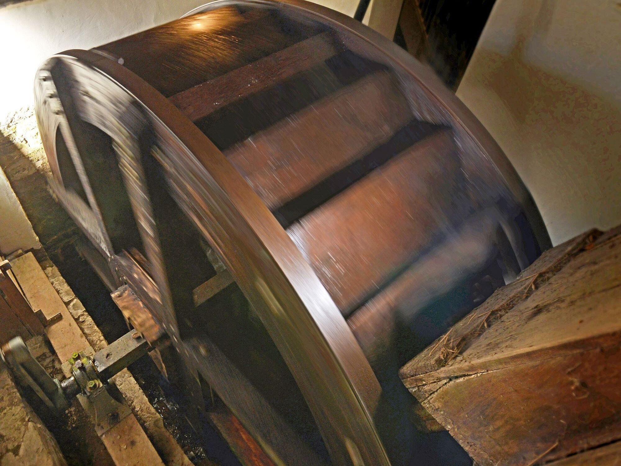 Sich drehendes Wasserrad in der Luisenhütte