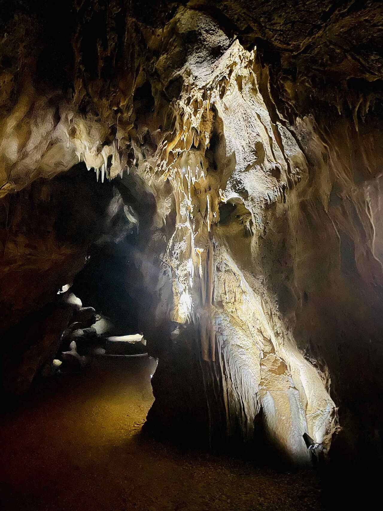 Das Zusammenspiel von Licht und Schatten geben den Stalagtiten eine erstaunliche Plastizität