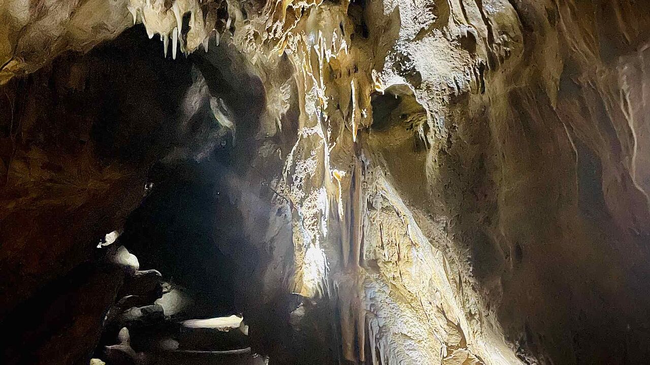 Das Zusammenspiel von Licht und Schatten geben den Stalagtiten eine erstaunliche Plastizität