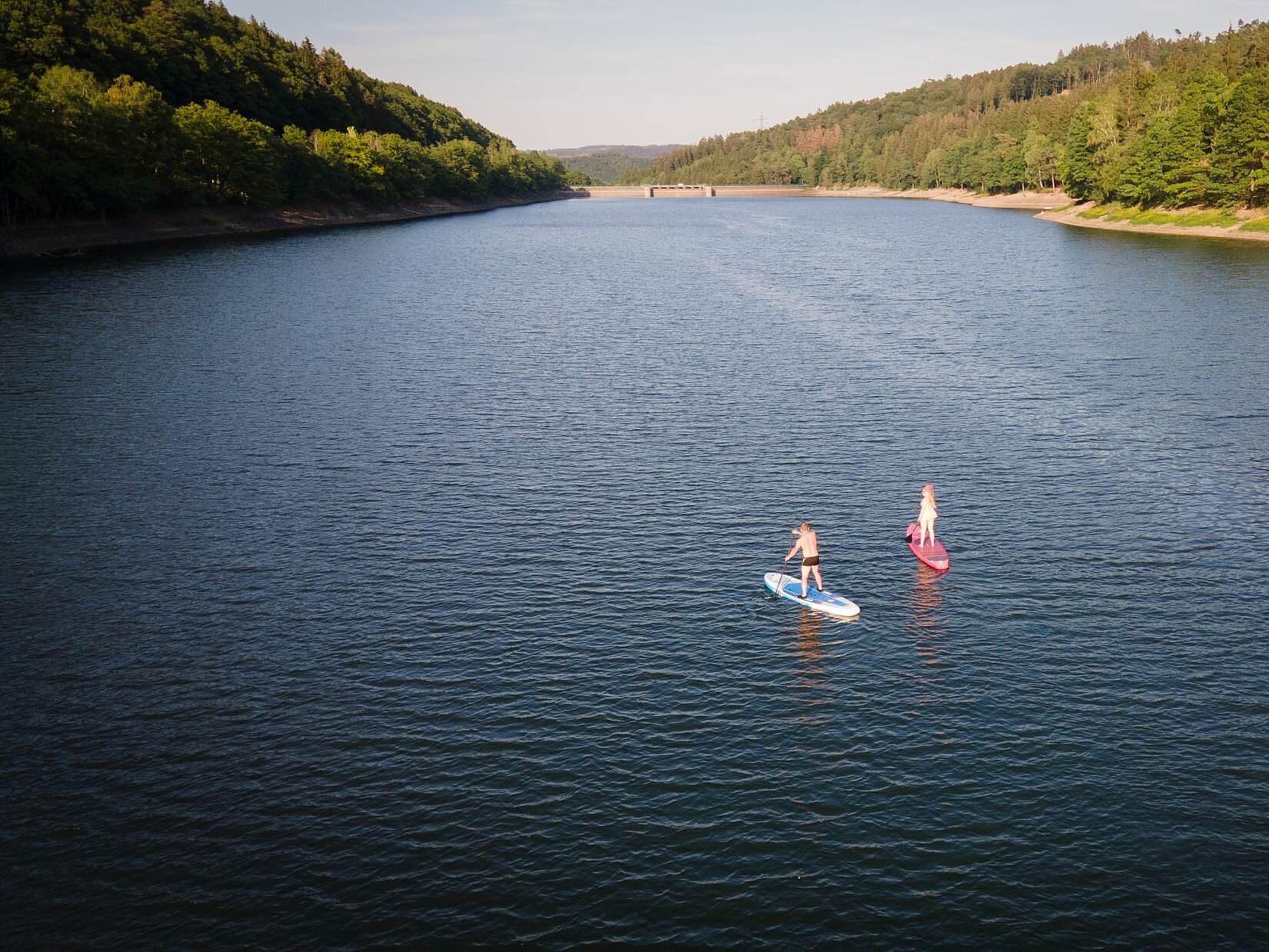 In der Sommersaison kann man auf der Oestertalsperre wunderbar Stand Up Paddle-Boards ausleihen