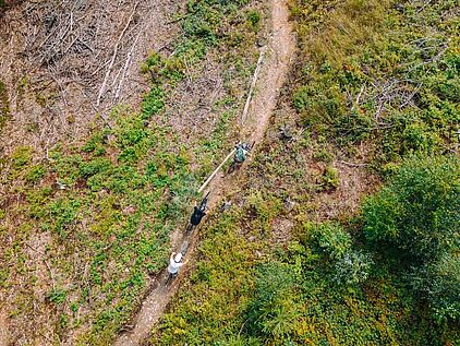 Auf den Strecken Schmelzbahn, Rennofen und Drahtrolle geht es den Berg hinunter. Mountainbiker auf dem Eisenwald Trail in Iserlohn im Märkischen Sauerland