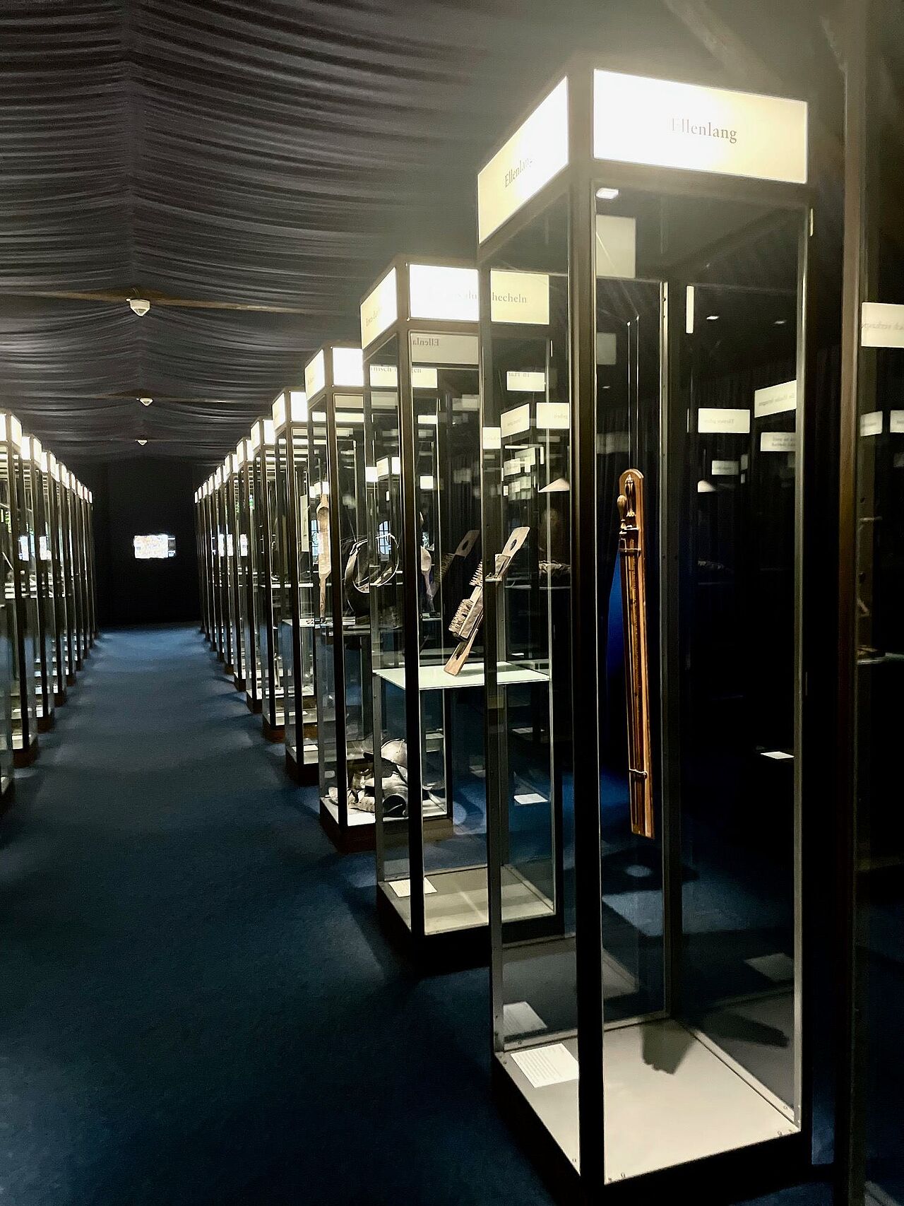 Im Vitrinensaal verbergen sich viele Redewendungen und ihre Ursprünge Im Vitrinensaal verbergen sich viele Redewendungen und ihre Ursprünge