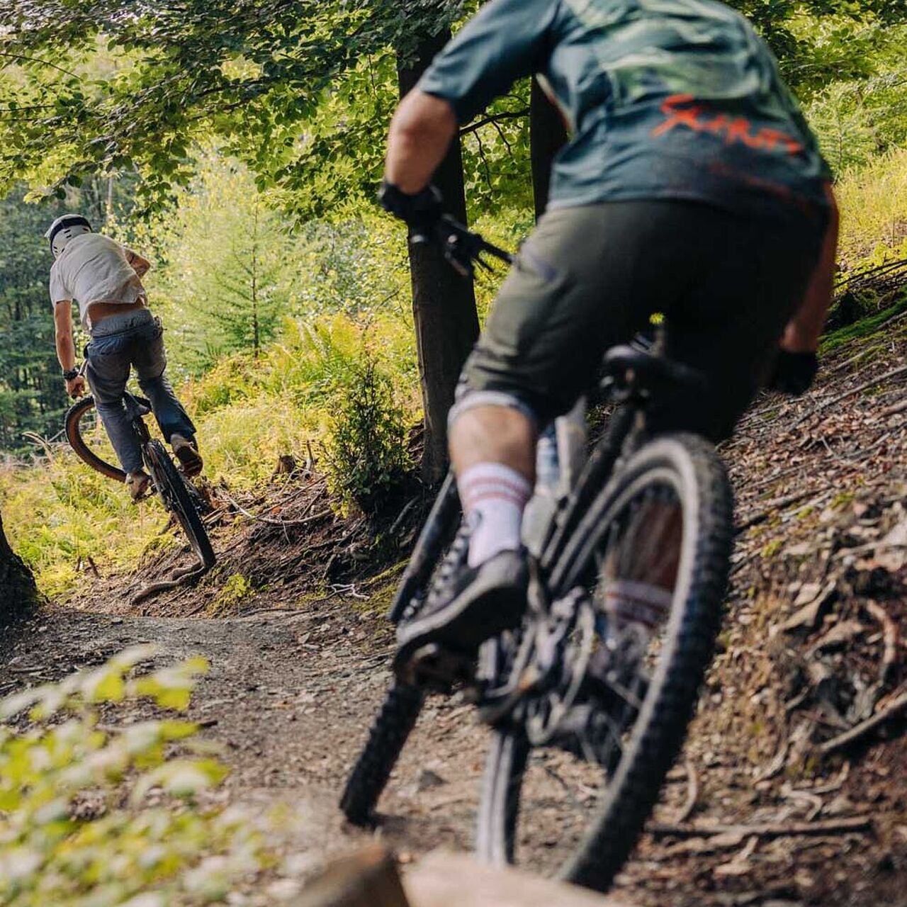 Mountainbiker auf dem Eisenwald Trail in Iserlohn im Märkischen Sauerland Mountainbiker auf dem Eisenwald Trail in Iserlohn im Märkischen Sauerland