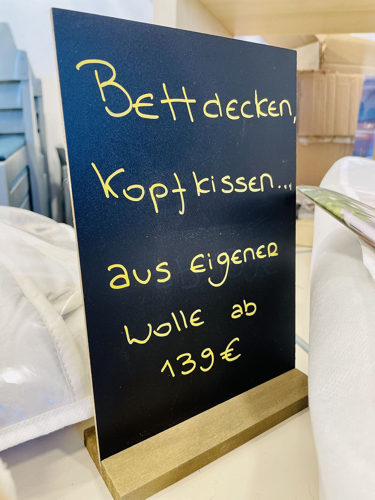 Die Wolle stammt von den hauseigenen Alpakas Die Wolle stammt von den hauseigenen Alpakas