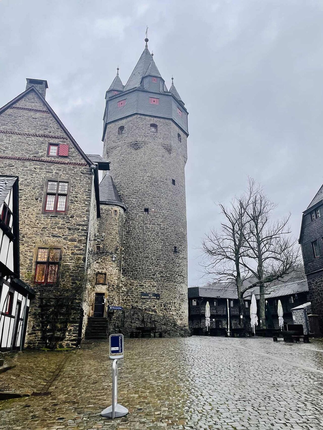 Selbst bei Nieselwetter macht der Pulverturm eine gute Figur Selbst bei Nieselwetter macht der Pulverturm eine gute Figur
