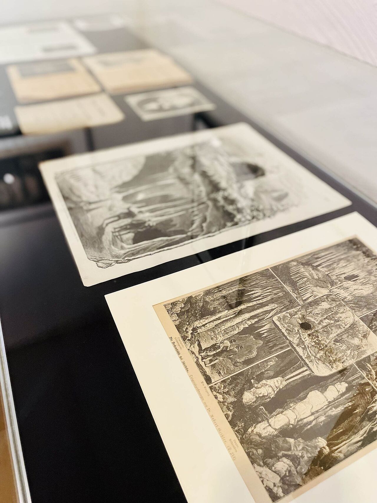 Alte Zeichnungen und Schriftstücke über die Höhle