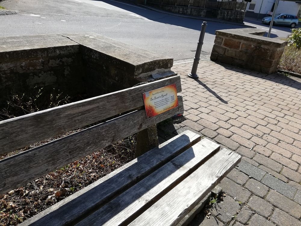 Die Bank auf dem kleinen, historischen Platz in Rö Die Bank auf dem kleinen, historischen Platz in Rö