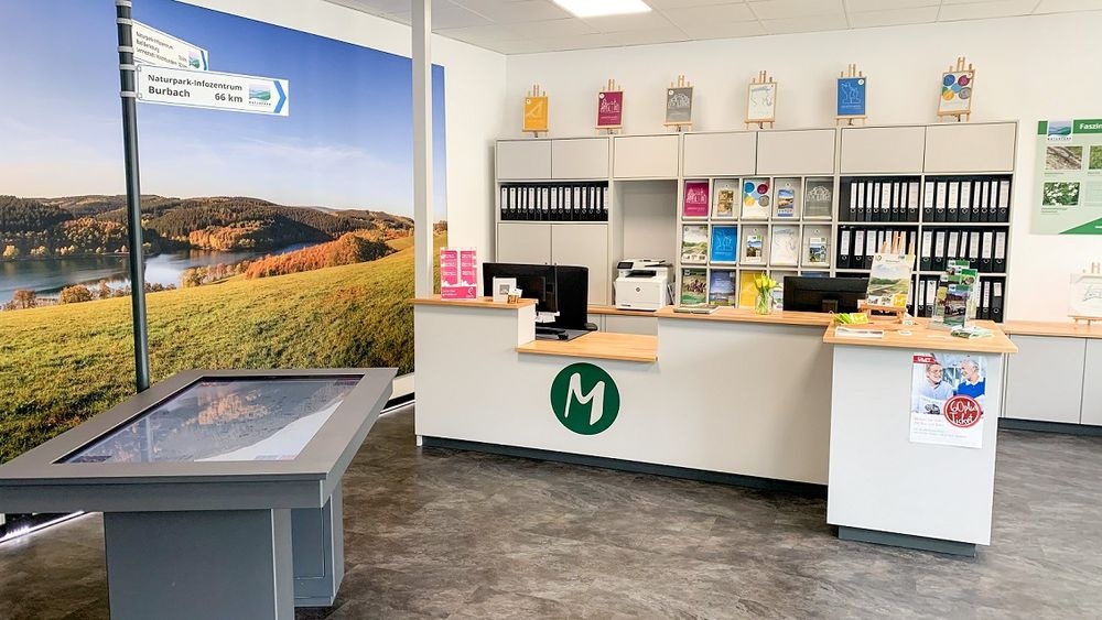 Verkaufsraum und interaktiver Tisch Verkaufsraum und interaktiver Tisch