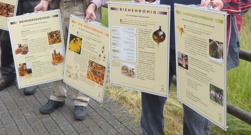 Infotafeln mit interessanten Fakten begleiten den Infotafeln mit interessanten Fakten begleiten den