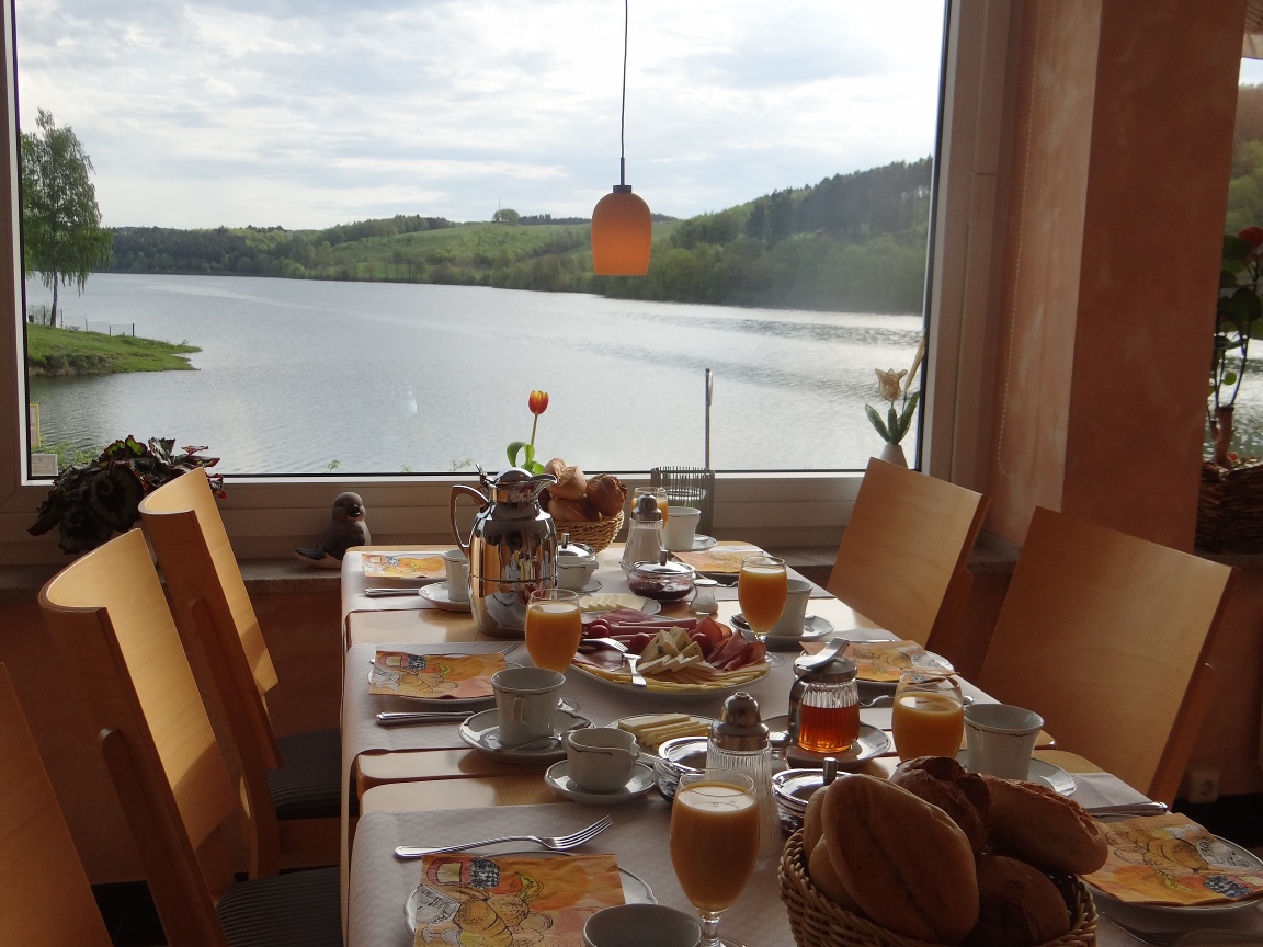 Seeblick vom Gastraum aus - © Hotel Restaurant Fischerheim Seeblick vom Gastraum aus - © Hotel Restaurant Fischerheim