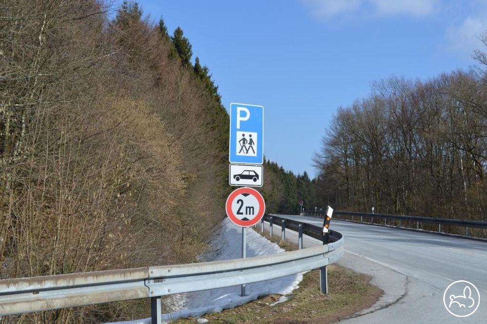 Gut sichtbar von der Landstraße: die Zufahrt zum P Gut sichtbar von der Landstraße: die Zufahrt zum P