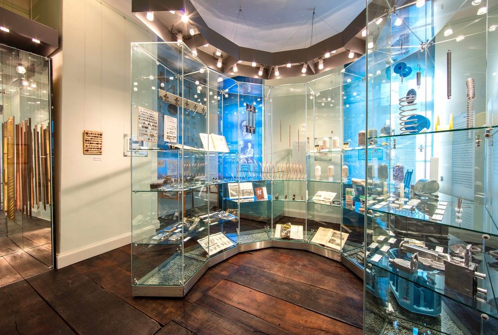 Hufeisenvitrine mit scheinbar schwebenden Exponate Hufeisenvitrine mit scheinbar schwebenden Exponate