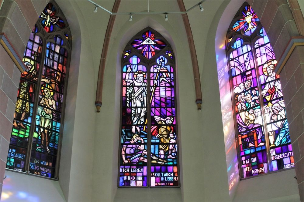 Die schmucken und bunten Kirchfenster Die schmucken und bunten Kirchfenster