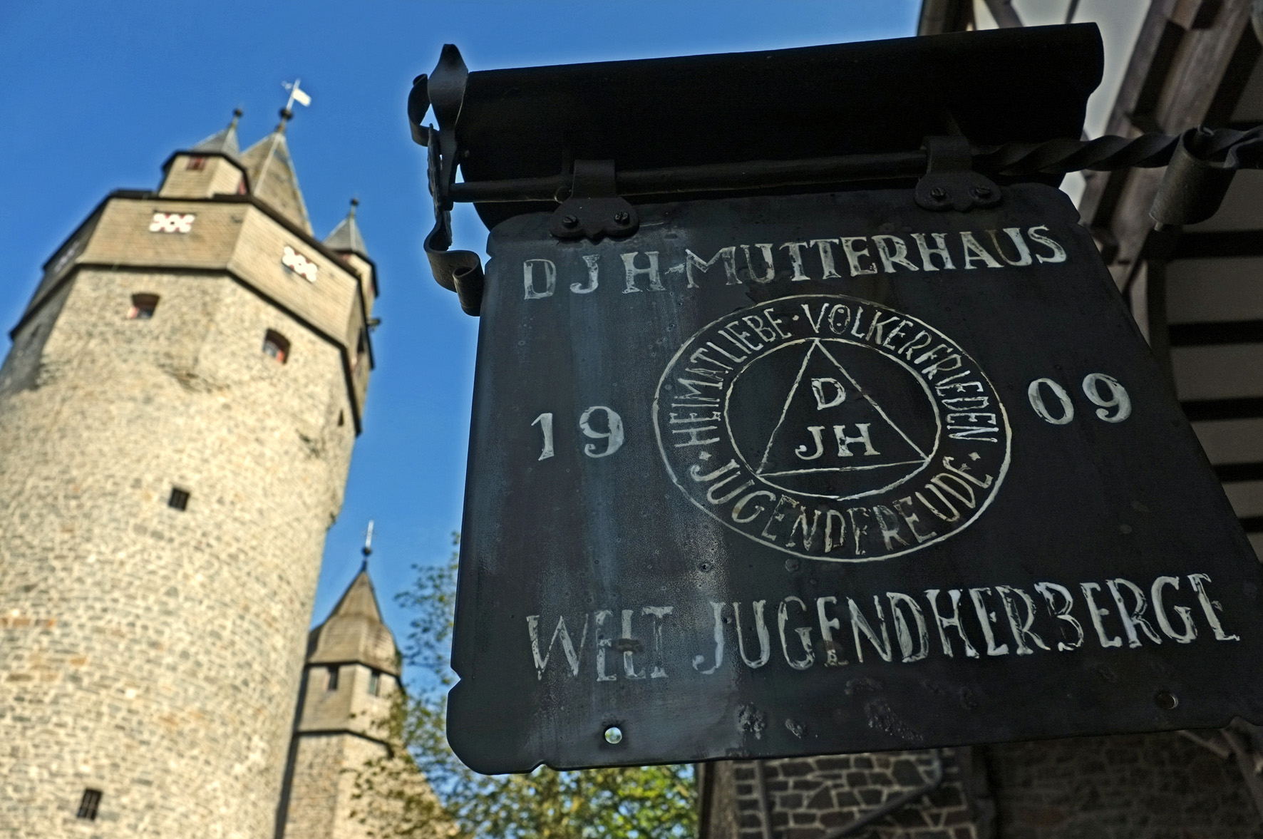 Burg Altena Museen Erste Jugendherberge der Welt Schild Foto Stephan Sensen.jpg Burg Altena Museen Erste Jugendherberge der Welt Schild Foto Stephan Sensen.jpg