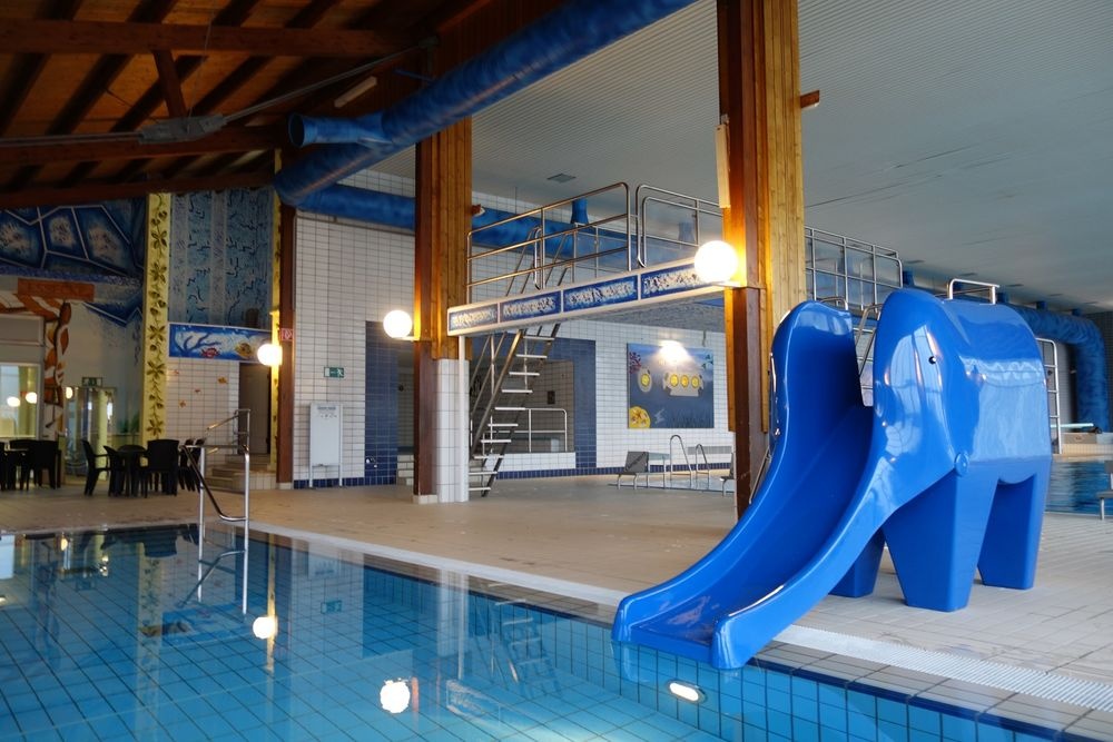 Das Warmwasserbecken, die Sprungtürme und im Hinte Das Warmwasserbecken, die Sprungtürme und im Hinte