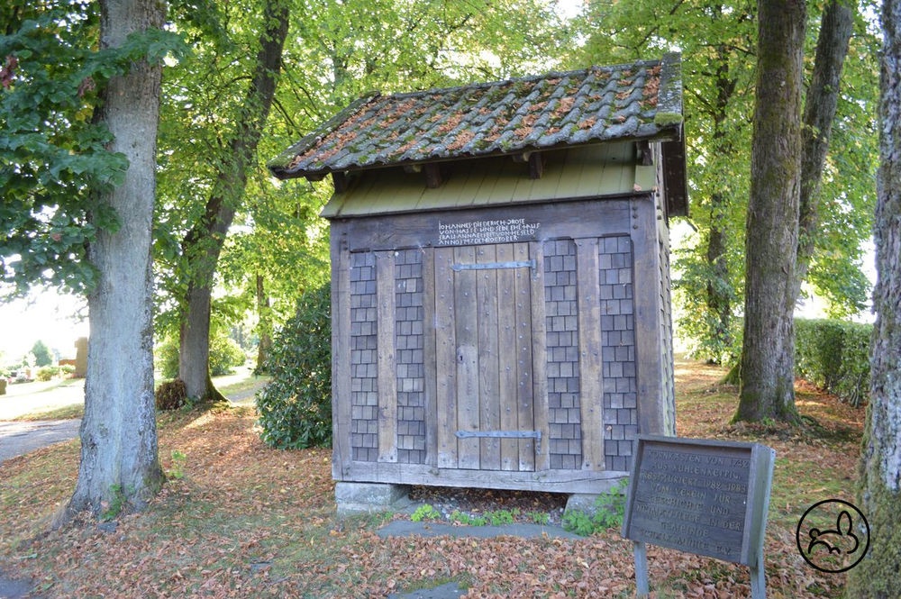 Historischer Haferkasten im Kirchenumfeld Historischer Haferkasten im Kirchenumfeld