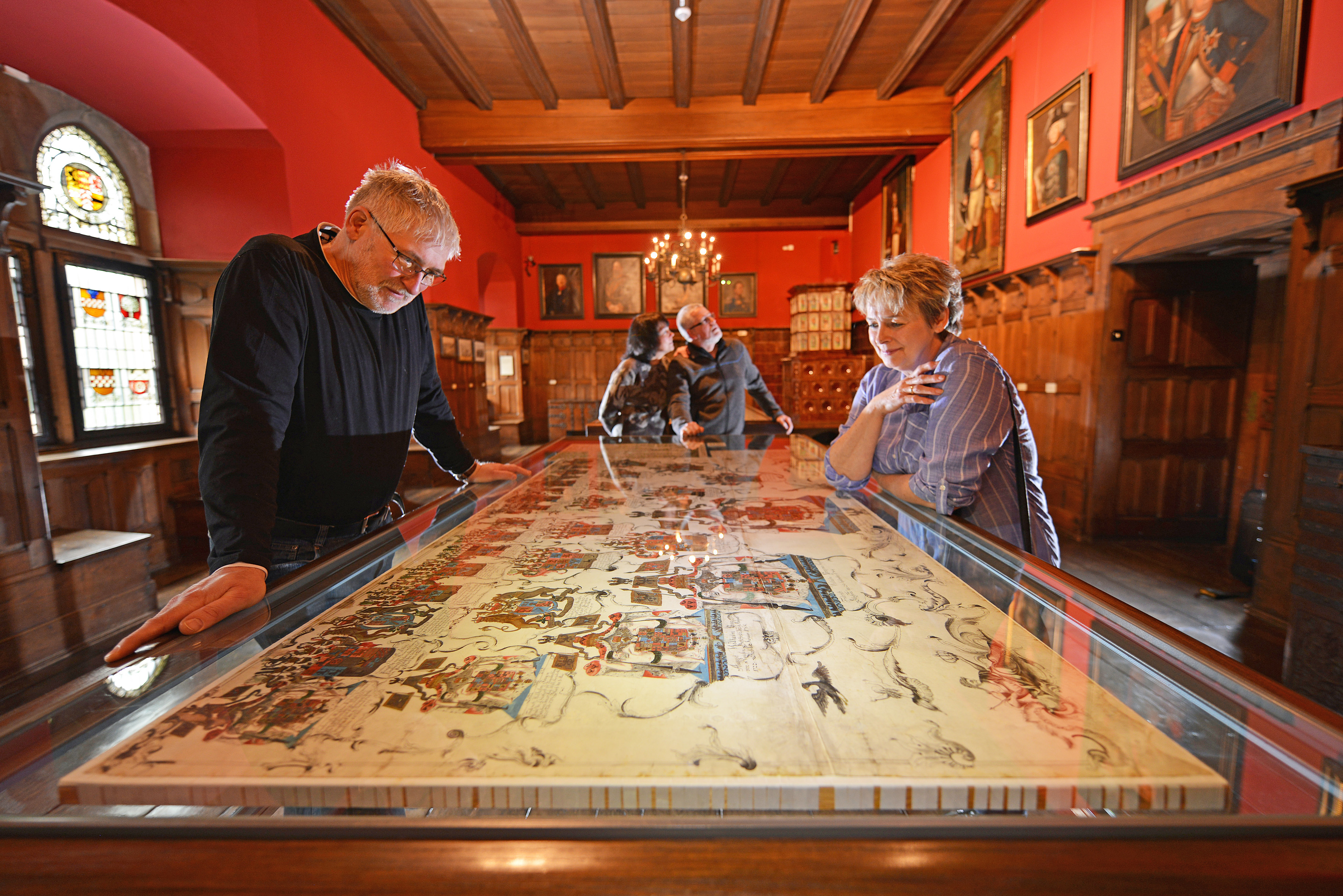 Burg Altena Schachbalken und Adler Foto Heinz-Dieter Wurm.jpg Burg Altena Schachbalken und Adler Foto Heinz-Dieter Wurm.jpg