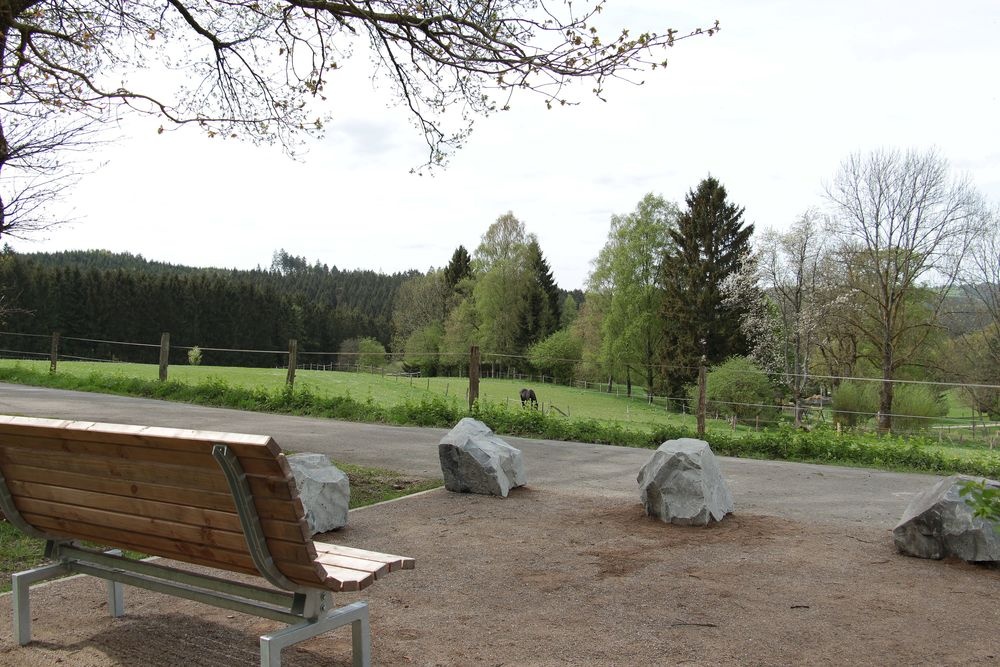 Rastplatz mit Blick zum Dorf Heed Rastplatz mit Blick zum Dorf Heed