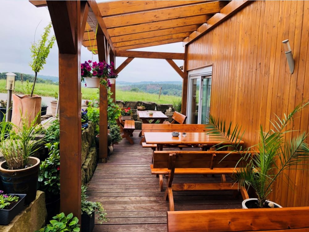 Gemütlich sitzen auf der Terrasse - © Pension & Restaurant Haus zum Nöckel Gemütlich sitzen auf der Terrasse - © Pension & Restaurant Haus zum Nöckel