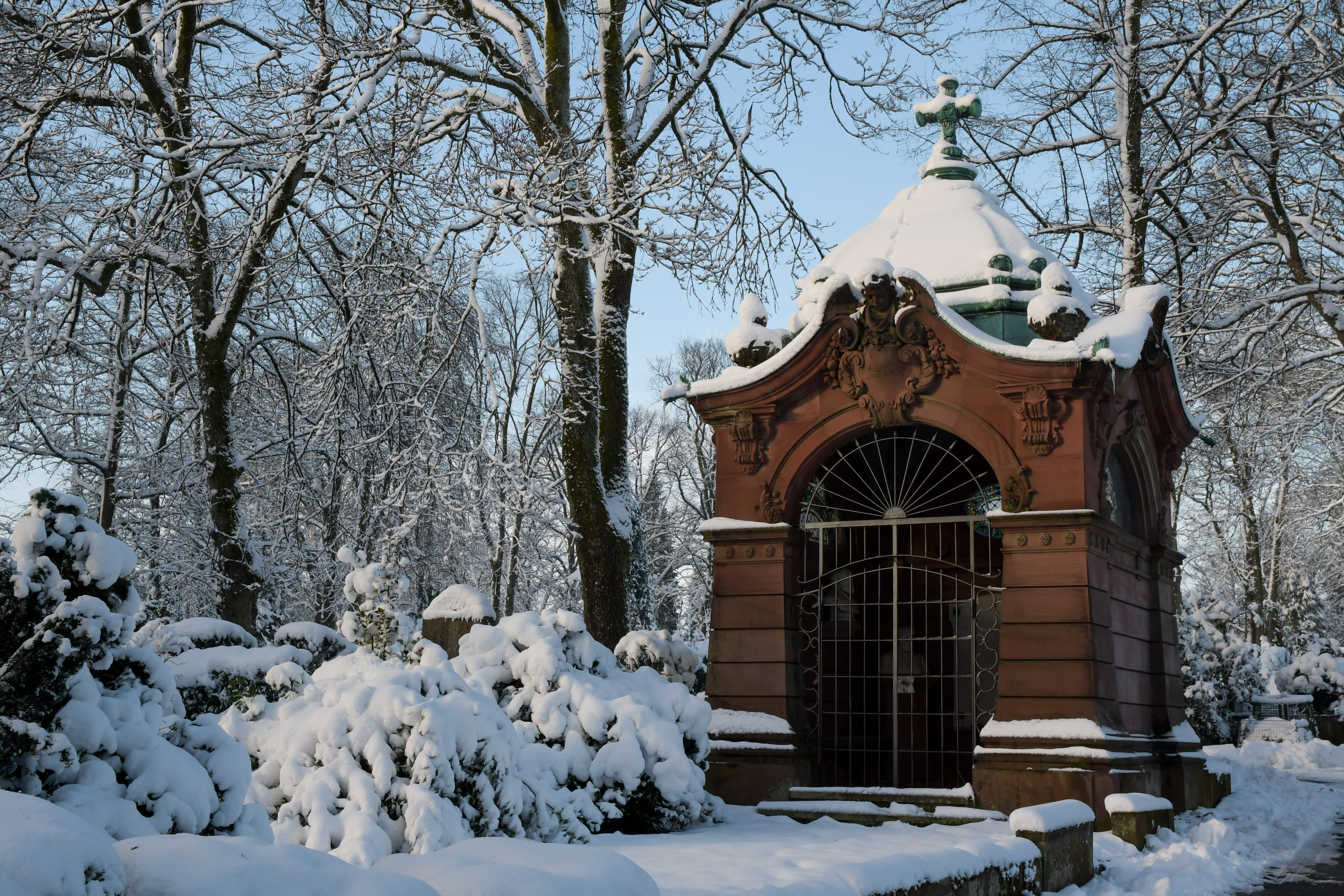 Evangelischer Friedhof Mausoleum Grabmal Selve Schnee Winter_Caroline Unger.jpg