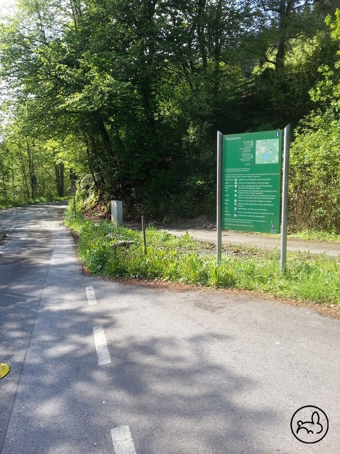 Infotafel rund um die Glör am Straßenrand Infotafel rund um die Glör am Straßenrand