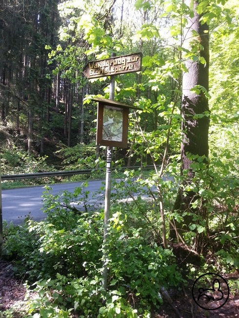 Wegweiser für Wanderer am Parkplatz Wegweiser für Wanderer am Parkplatz