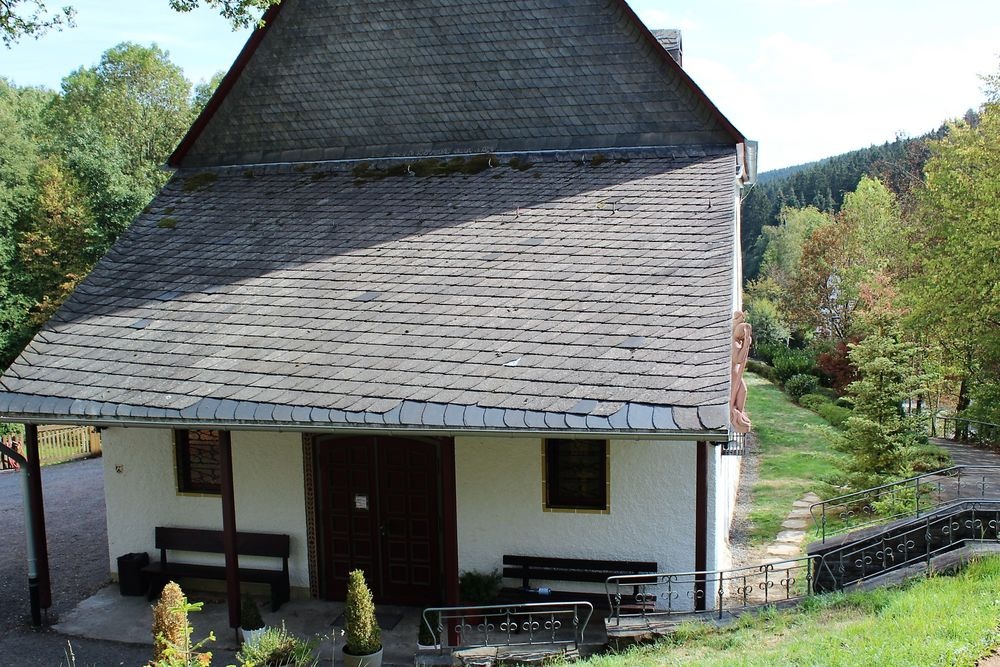 Verweilmöglichkeiten an der Kapelle Verweilmöglichkeiten an der Kapelle