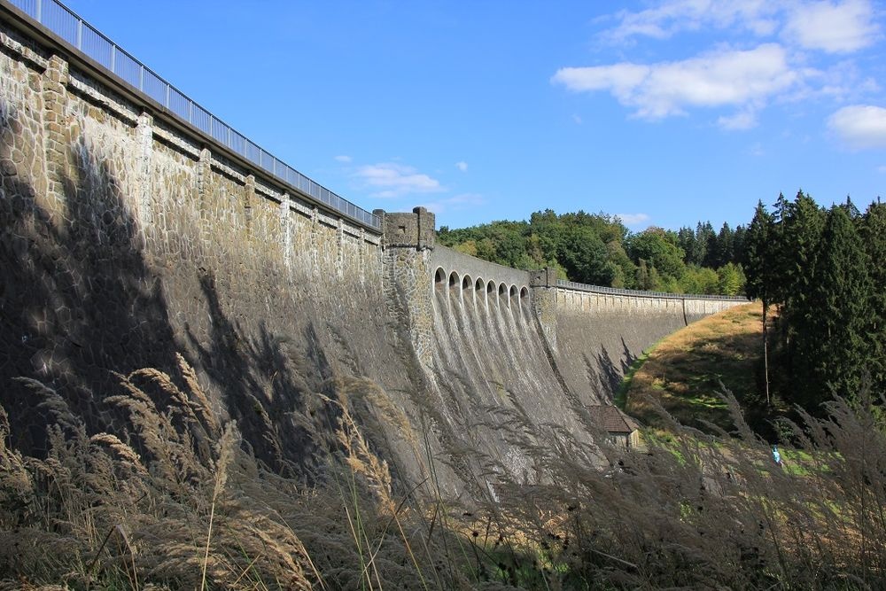 Die alte, wuchtige Staumauer der Kerspetalsperre Die alte, wuchtige Staumauer der Kerspetalsperre
