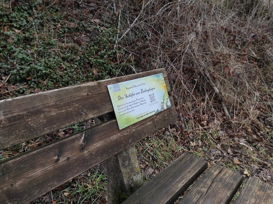 An der Bank befindet sich die Plakette mit dem Hör An der Bank befindet sich die Plakette mit dem Hör