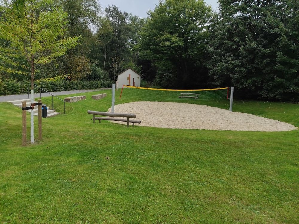 Das Beachvolleyballfeld im hinteren Parkbereich Das Beachvolleyballfeld im hinteren Parkbereich