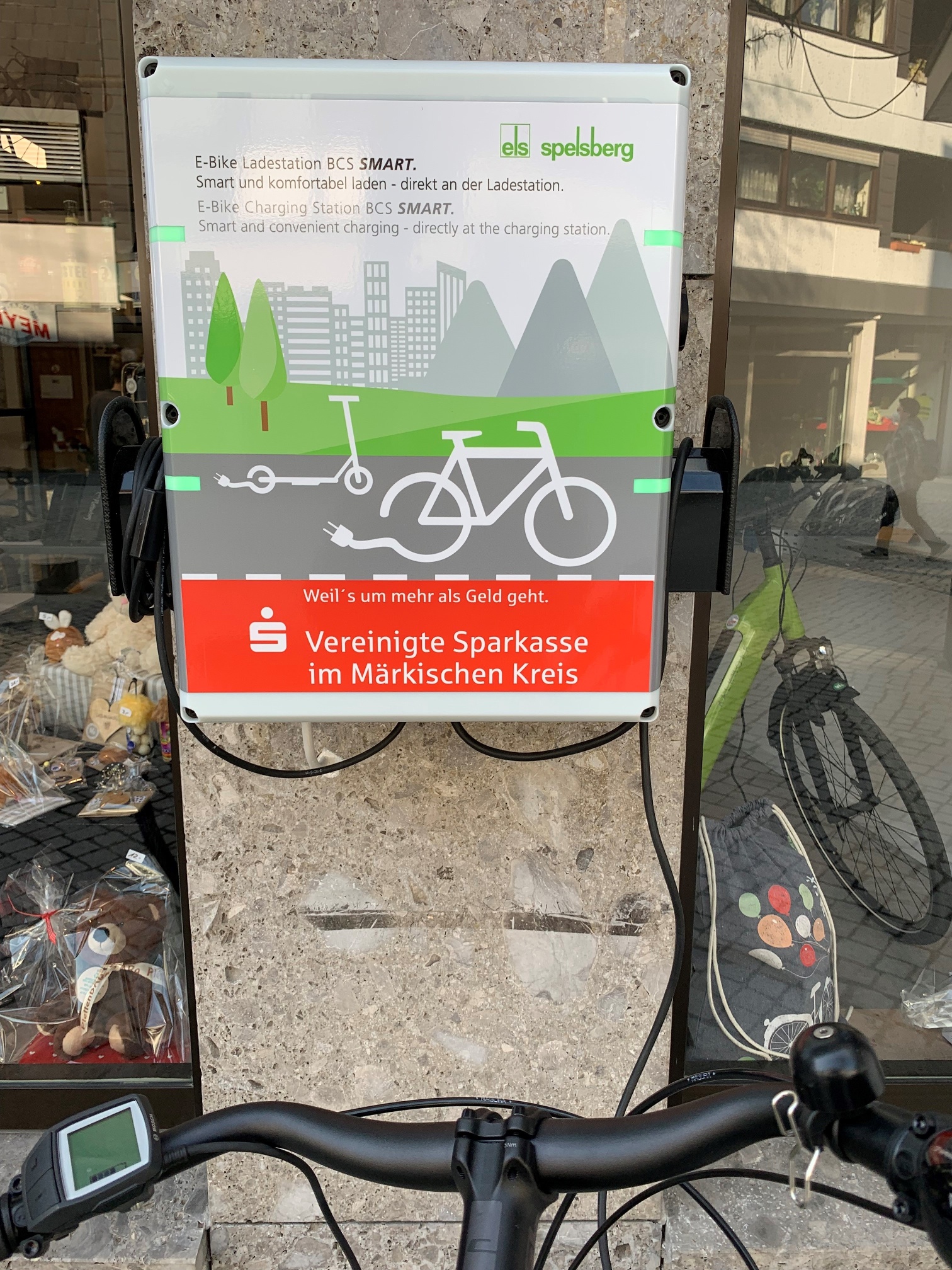 E-Bike Ladestation vor dem Wilhelm 9 E-Bike Ladestation vor dem Wilhelm 9