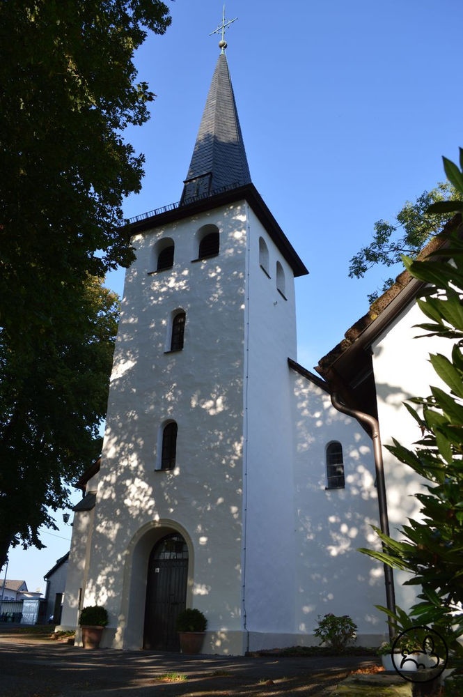 Frontansicht mit Kirchturm Frontansicht mit Kirchturm