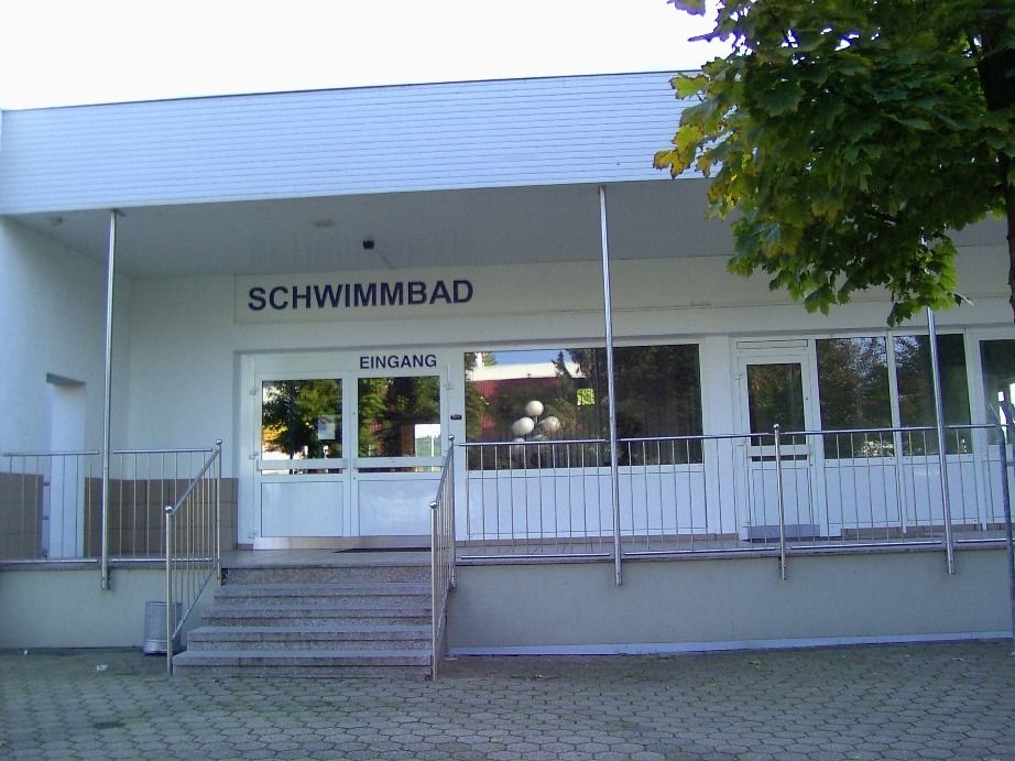 Der Eingang vom Hallenbad Der Eingang vom Hallenbad
