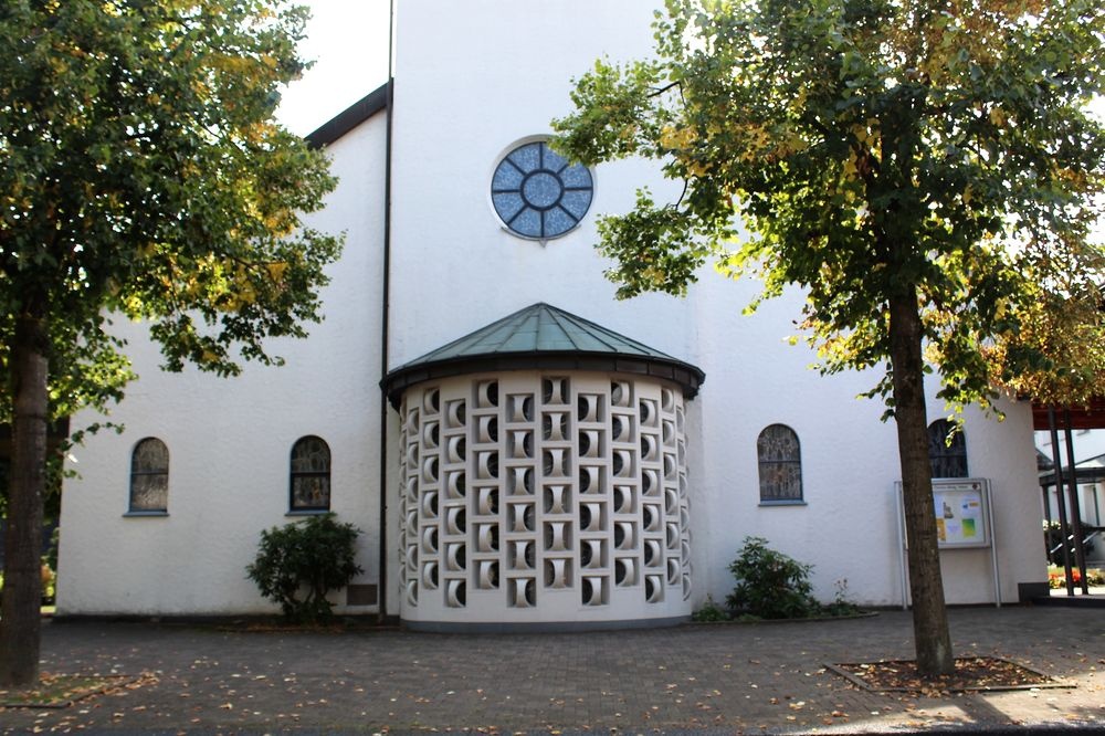 Das Kirchenschiff der katholischen Kirche Das Kirchenschiff der katholischen Kirche