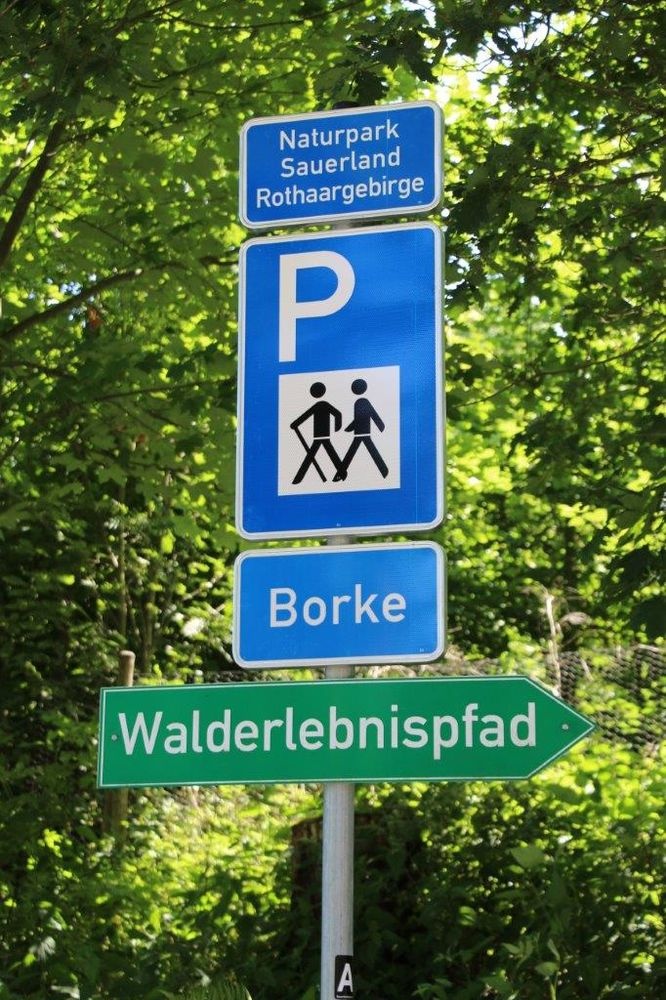 Verkehrszeichen zum Wanderparkplatz Borke Verkehrszeichen zum Wanderparkplatz Borke